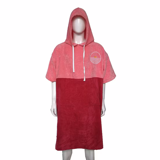 La prenda impermeable de encargo de la fábrica del OEM mantiene el poncho cambiante caliente del traje de la resaca de la playa de Camo